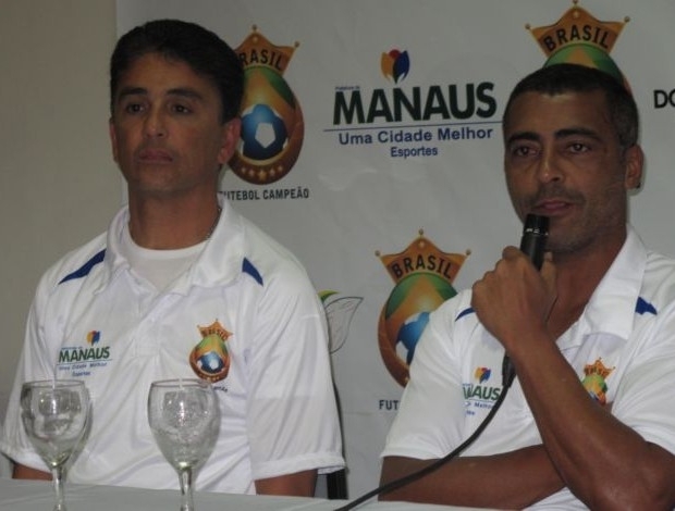 Bebeto e Romrio em coletiva em Manaus: dupla volta a atuar em jogo exibio na capital do Amazonas