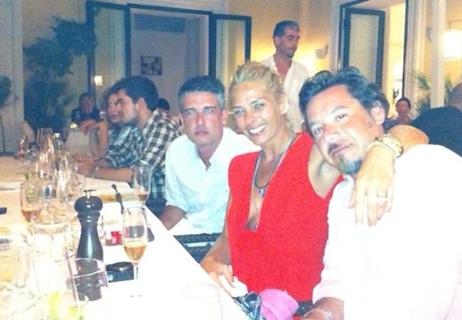 Equipe da Playboy comemora fim dos trabalhos com jantar