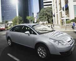 Bandidos perguntaram ainda sobre C4 Pallas da famlia, que no estava no local; levaram 2 picapes