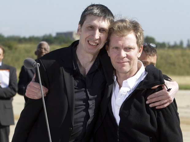 Jornalistas Stephane e Herv chegam a Paris