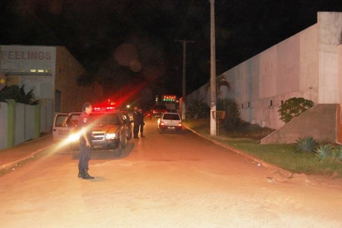 Vtima foi atingida de raspo e no corre risco de morte; PM ainda no localizou suspeito