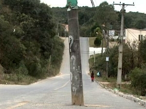 Poste ficou bem no meio da rua, em Colombo