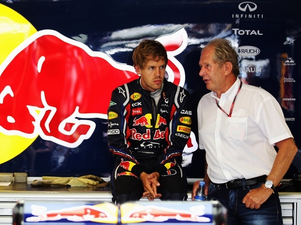 Helmut Marko ( dir.) acredita que Vettel ( esq.) e Mark Webber podem perder meio segundo por volta