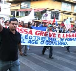 Na domingo (26), aps assembleia, categoria saiu em passeata anunciando flexibilizao sobre ms de pagamento