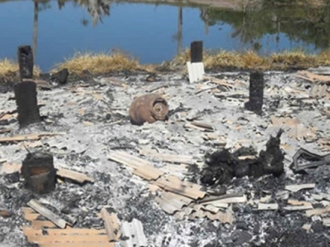 Restos do corpo cabonizado em meio aos escombros do barraco