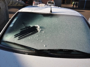 Carros amanheceram cobertos de gelo em Amambai (MS)