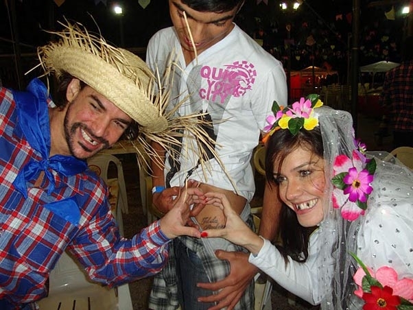 Henrique Roney Lemos mostra sua tatuagem para os ex-BBBs Rodrigo e Talula