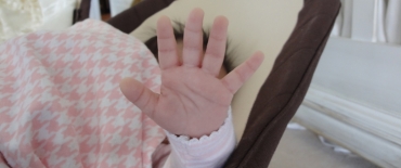 Na imagem, Monroe cobre a lente da c�mera com a m�o e o rosto n�o aparece. Cantora brinca dizendo que beb� � uma diva