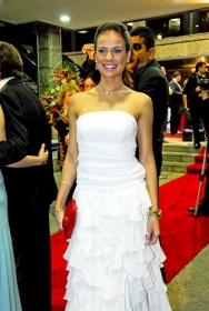 Thas Pacholek estaria engatando um romance com Bruno Belutti, da dupla com Marcos