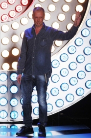 Bill Gaytten, o novo diretor criativo da John Galliano, agradece a plateia ao final do desfile de sua coleo 