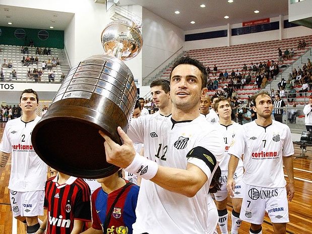 Orgulhoso, Falco mostra taa da Copa Libertadores do time de futebol