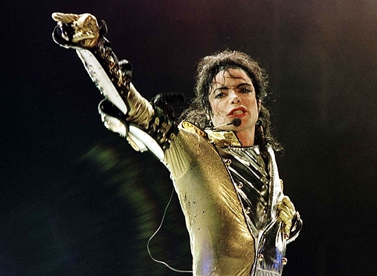 O cantor Michael Jackson durante show em Viena em 1997