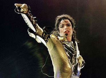 O cantor Michael Jackson durante show em Viena em 1997 