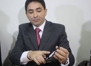 Advogado Marcelon Angelos mostra celular sem carto de memria, que desapareceu no dia do acidente