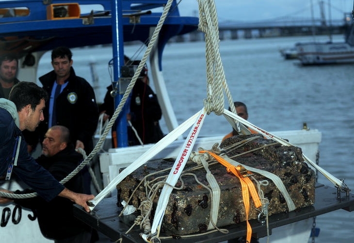 Pedra de cerca de 800 quilos foi retirada do fundo mar, perto da Praia de Naufragados
