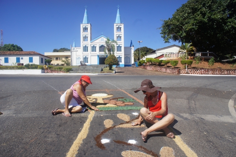 Fiis montam tapetes decorativos simbolizando para procisso de Corpus Christi