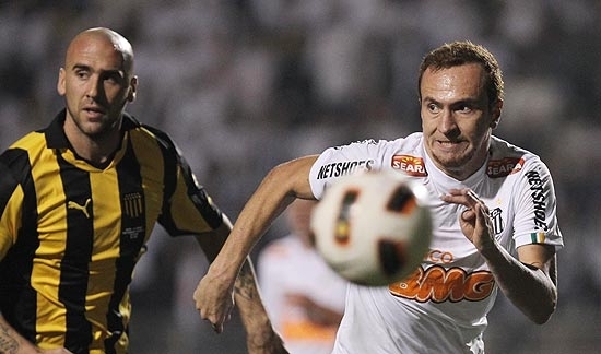 Z Love disputa a bola na final contra o Pearol