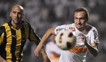 Z� Love disputa a bola na final contra o Pe�arol