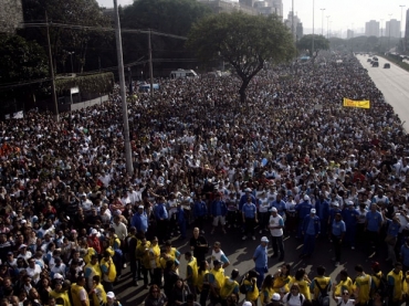 Multid�o de fi�is na concentra��o da Marcha para Jesus