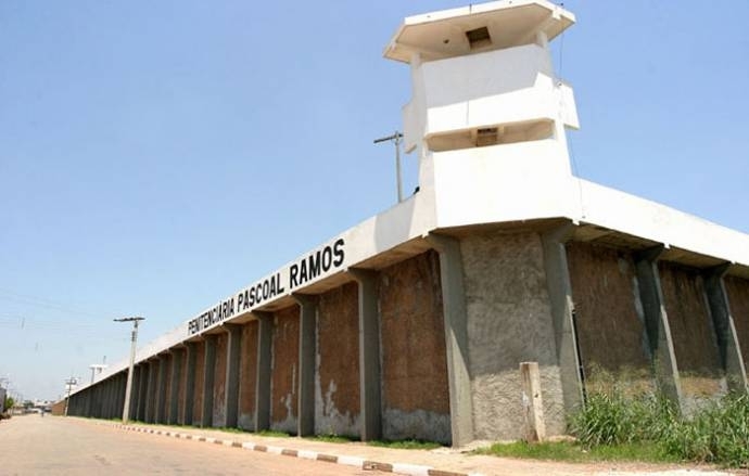 Houve um incio de rebelio e os militares tiveram que disparar tiros de conteno