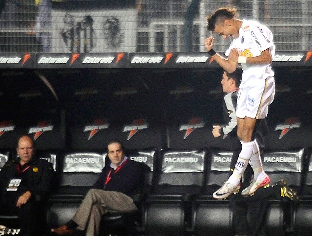 Neymar comemora o gol diante do banco do Pearol, que s lamenta