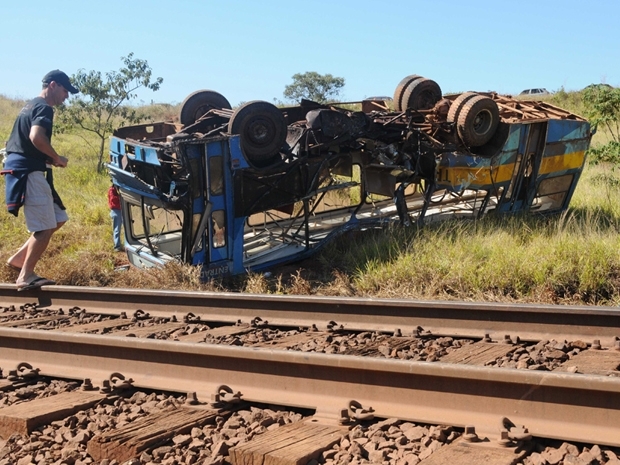bate em nibus escolar na zona rural de Entre Rios de Minas