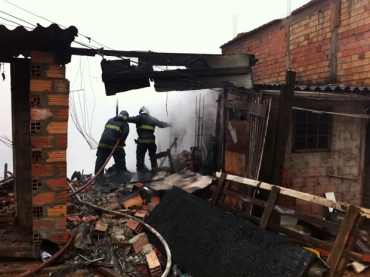 Trabalho de rescaldo dever� durar at� seis horas em favela da Zona Sul de S�o Paulo 