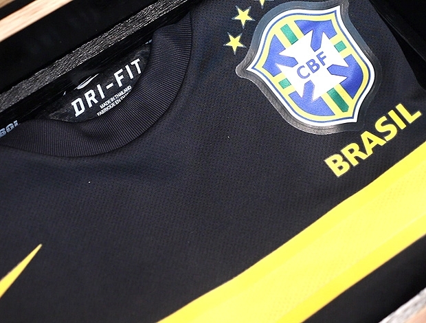 Detalhe da camisa preta da Seleo Brasileira