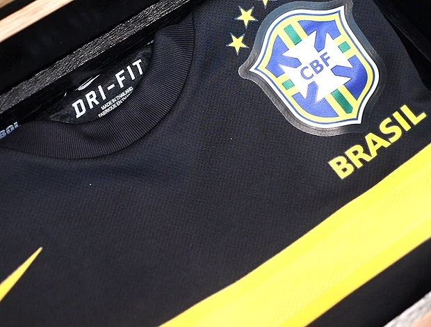 Detalhe da camisa preta da Sele��o Brasileira
