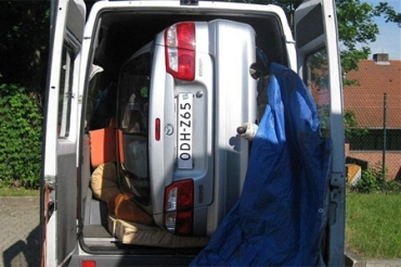 Policiais n�o acreditaram quando viram o sed� enfiado na van