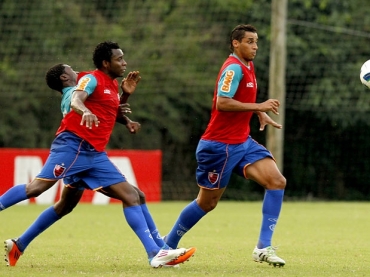 Willians, que recentemente deu uma cotovelada em Negueba, acabou levando a pior no treino de hoje