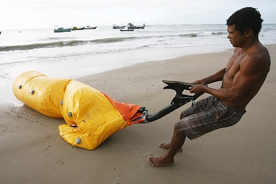 Pescador retira do mar destro�os do helic�ptero que caiu em Cara�va (BA) ontem � noite