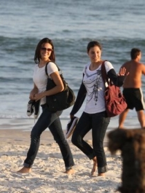 Isis curtiu a praia com amigos nesta sexta-feira (17)