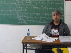 O professor Marcelo Santana enfrenta tripla jornada em escolas municipal, estadual e particular no Rio de Janeiro