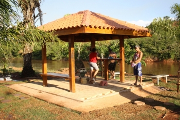 Vrios quiosques como este esto sendo construdos para piqueniques e encontros familiares. 