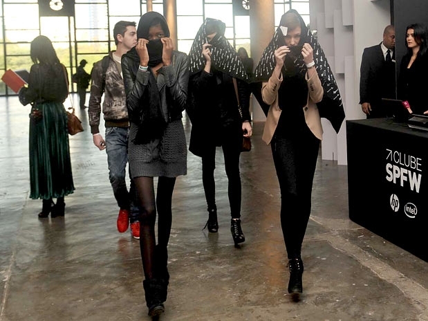 Modelos escondem looks antes do desfile