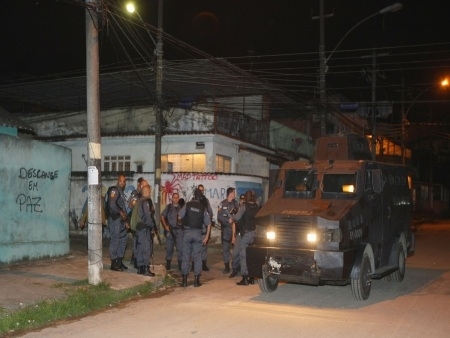 Policiais militares t�m feito ocupa��o permanente na favela