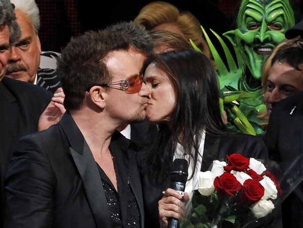 Bono d um selinho em Julie Taymor, diretora de 