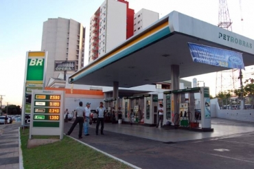 Aps assalto, bandido correu em direo a um posto de gasolina, onde PMs abasteciam viatura 