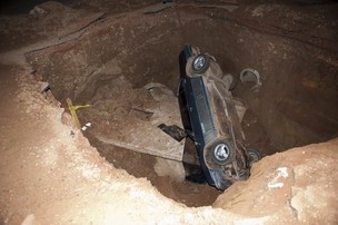 Carro caiu em buraco por volta das 20h de domingo