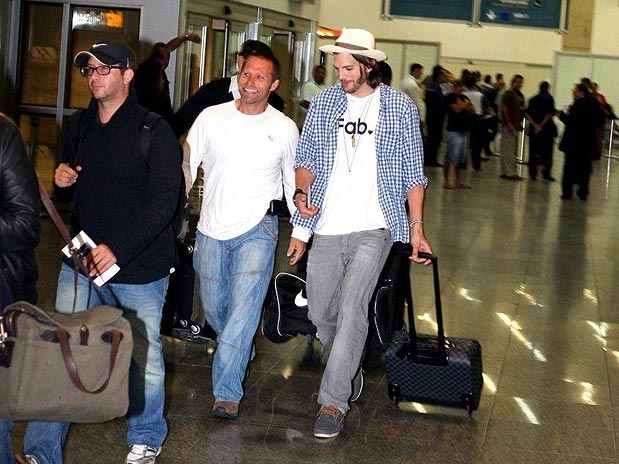 Ashton Kutcher foi clicado no aeroporto do Rio