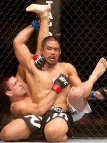 Maia acabou sofrendo com o bom jogo de wrestling de Mu�oz