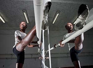 O menino Caio Rodrigo Antonio dos Santos, de 13 anos, destaque no bal, posa para fotos