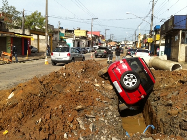 Motorista afirma que interdio no estava sinalizada; Prefeitura de SP contesta