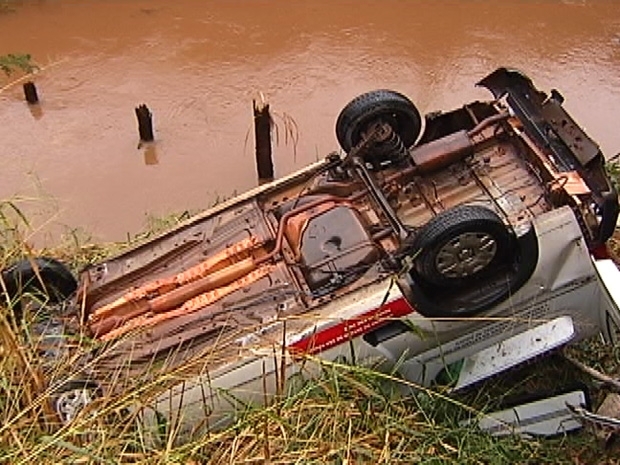 caiu de ponte aps bater em caminho