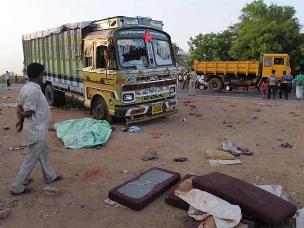 Dezenas de pessoas decidiram parar para dormir  beira da estrada durante peregrinao at a cidade de Dholka