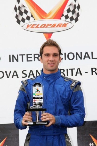 O curitibano George Christophis Neto  o lder da categoria Novatos no Sul-brasilero de Kart