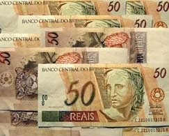 Em uma das ocasies, menor encomendou pizza e pagou com nota falsa. PM chegou at ele e busca fornecedor 