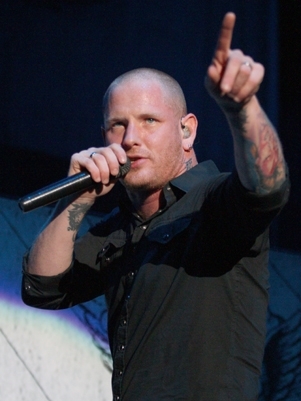Tatuagem de Corey Taylor  em homenagem ao ex-baixista