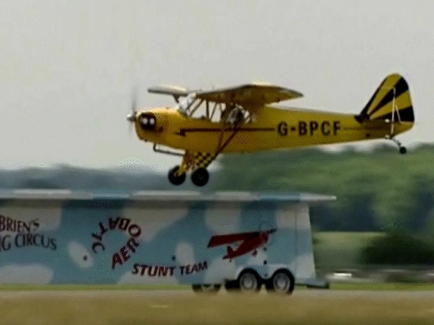 Piloto aterrissa sobre trailer em movimento